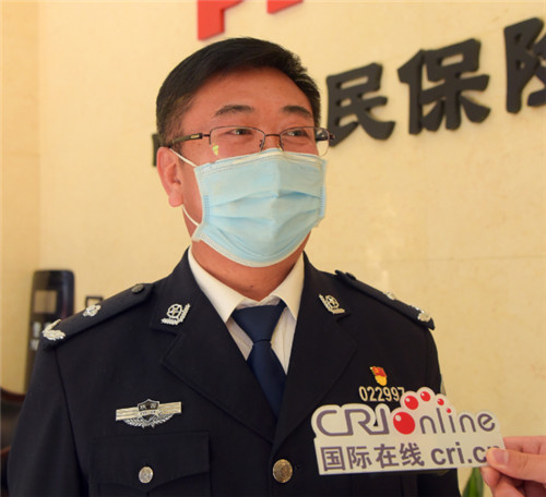 把车管所开到“家门口” 西安交警联合西安人保启动“车驾管”代办服务