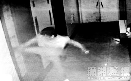 湖南男子醉酒后开房 猛踹电梯门跌井身亡(图)