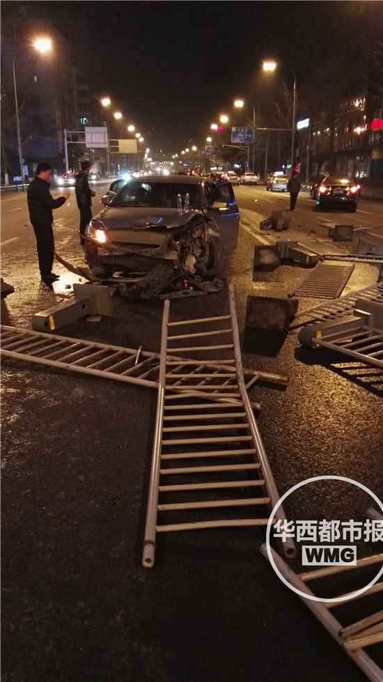 女司机错把油门当刹车 毁30米隔离栏撞两车(图)