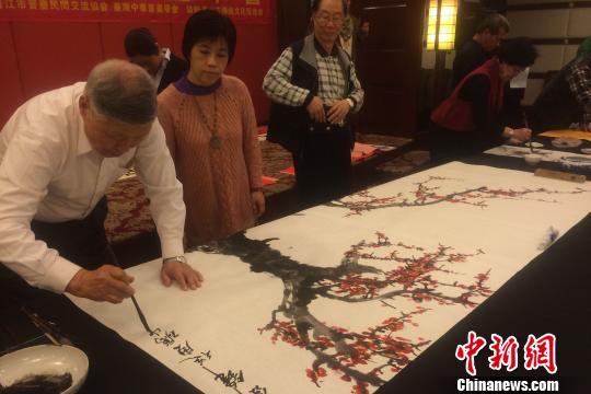 两岸书画家晋江笔会迎新年 台“儒将”挥墨画梅