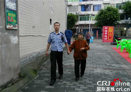 已过审【法制安全】八旬老太迷路 梁平民警手牵手送老人回家