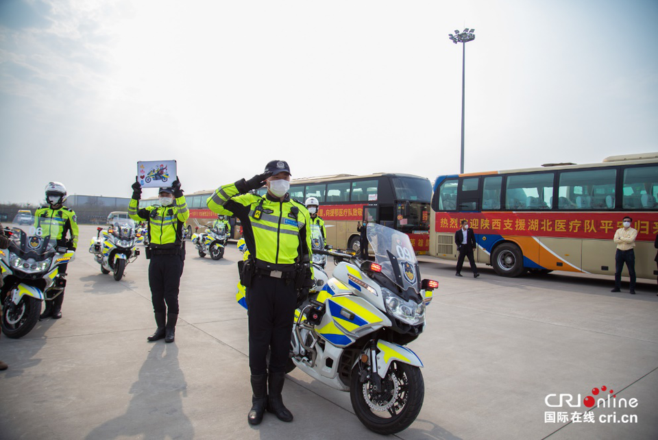 西安交警暖心宠“粉”——满足援助武汉护士陈艳艳的“铁骑梦”