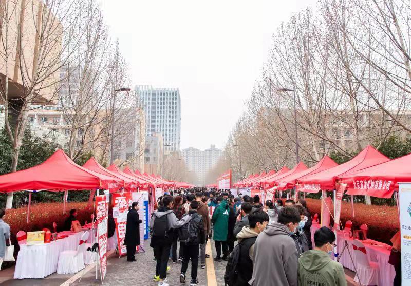 河南举办2021年首场毕业生大型招聘会