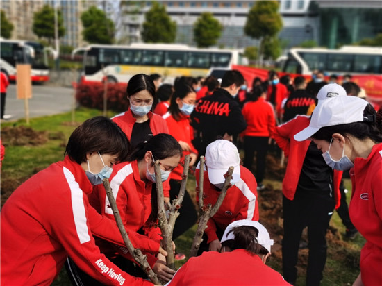 吉林和武汉的医疗队在同济医院中法新城院区种下了守望相助的“友谊林”