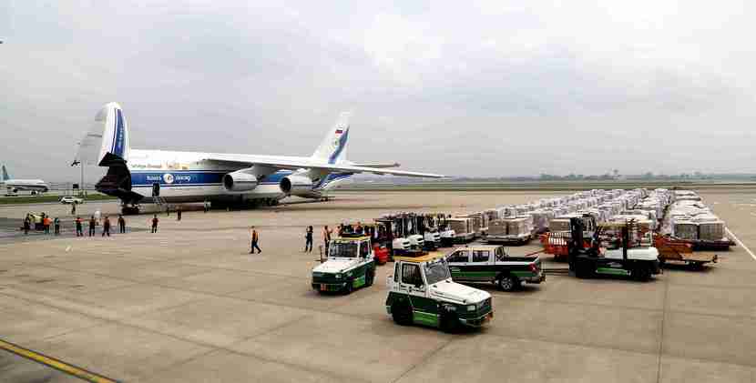 广州白云机场助力空中巨无霸装卸防疫物资驰援塞尔维亚