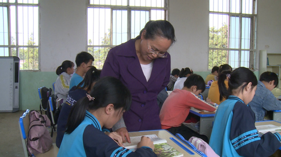 非遗传承人与乡村教师，她扎根基层坚守30年