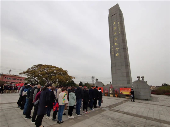 泰州市第四人民医院组织开展清明祭扫活动_fororder_图片7