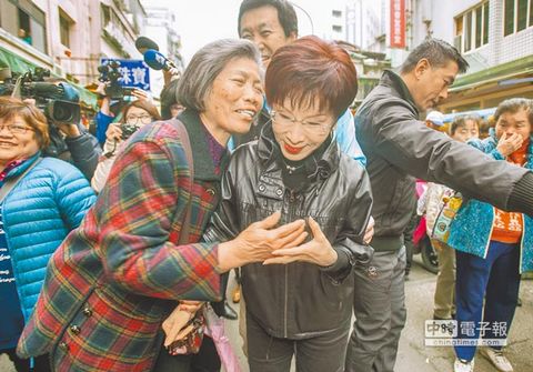 洪秀柱为朱立伦站台催票:这票不投 我心淌血