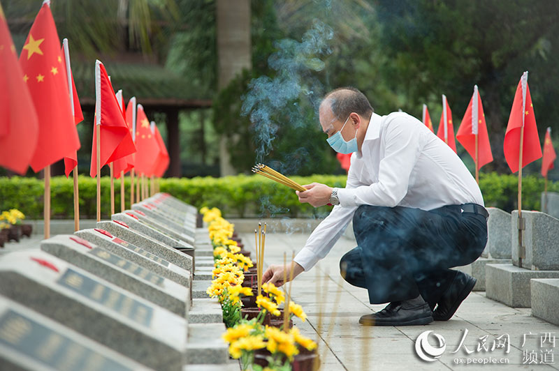 广西：线上网祭+线下代祭 让烈士英魂不孤