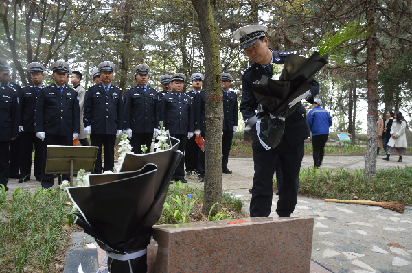 清明寄哀思 宝鸡交警开展祭奠公安烈士活动_fororder_图片1