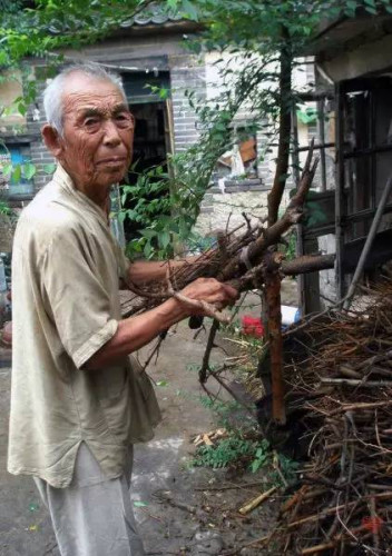 拾荒老人捐助百名贫困生离世 20年未尝过肉味(图)