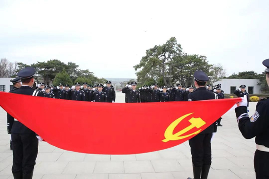 鞍山市公安局举行“传承红色记忆•祭奠革命先烈”清明祭奠活动_fororder_全体民警面对鲜红的党旗再一次重温入党誓词 供图：鞍山市公安局