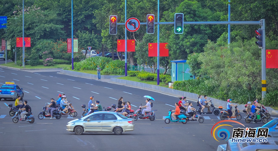 还未审核【焦点图】【即时快讯】“十一”将近 国旗扮靓海口街头