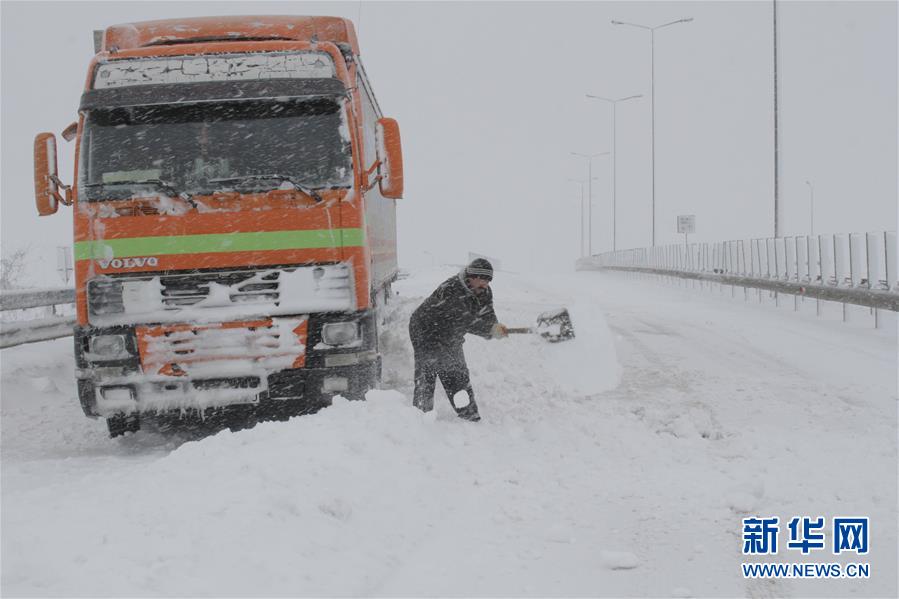 罗马尼亚遭遇今冬最大暴风雪天气