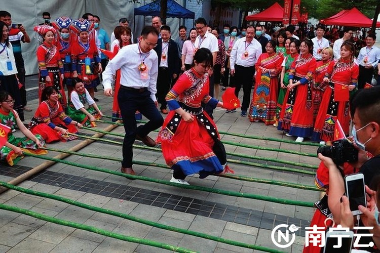 太欢乐啦！歌圩对唱非遗展演 南宁市民体验传统民俗