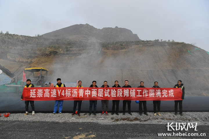 延崇高速延伸工程沥青中面层试验段摊铺工作圆满完成