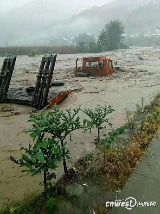 【焦点图 显示图在稿件最下方】安康平利县连降大雨 4人失踪14个村通信中断