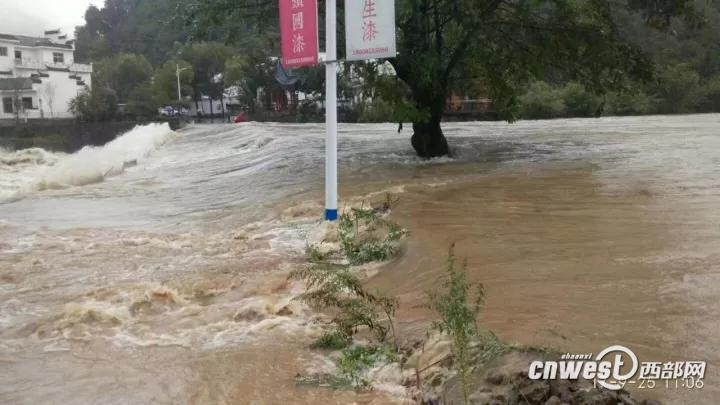 【焦点图 显示图在稿件最下方】安康平利县连降大雨 4人失踪14个村通信中断