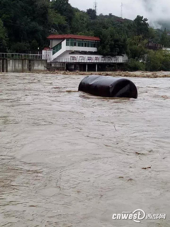 【焦点图 显示图在稿件最下方】安康平利县连降大雨 4人失踪14个村通信中断