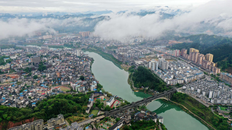 组图：雨后侗城如仙境