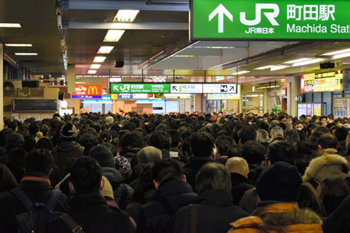 日本关东地区强降雪致204人伤 恶劣天气或持续