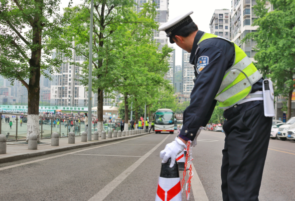 【原创】重庆渝北区交巡警全力护航新冠疫苗方舱接种点_fororder_微信图片_20210419114746