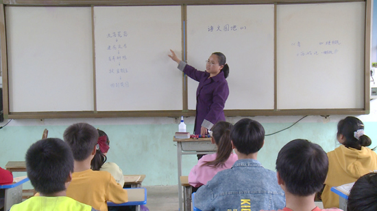 非遗传承人与乡村教师，她扎根基层坚守30年