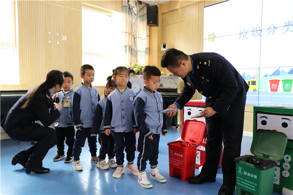 西安航空基地：生活垃圾分类宣传进校园  “童”心协力让文明深入人心_fororder_图片2