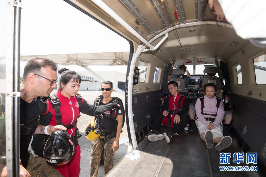 浙江建德：航空小镇跳伞热