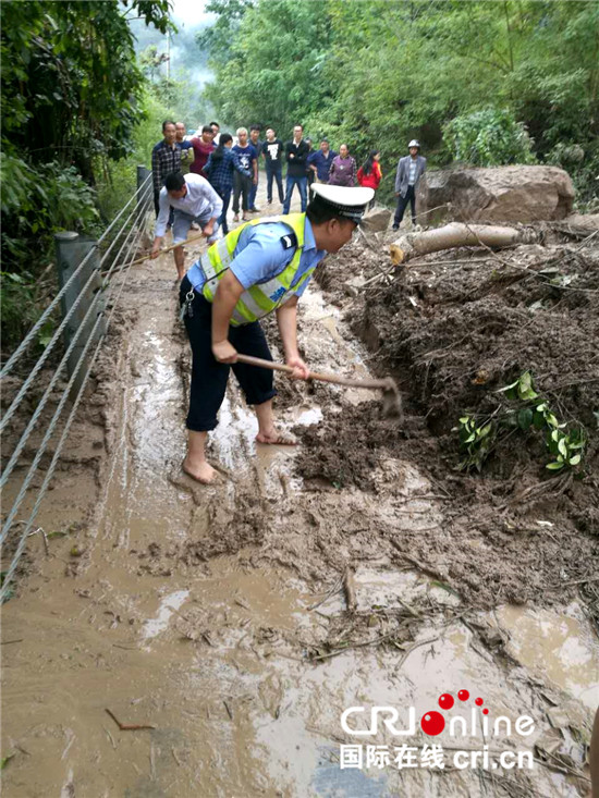 已过审【社会民生 列表】 挽起裤管“锄地” 网友点赞交巡警添“新技能”