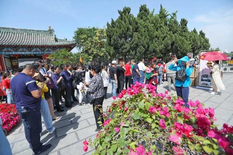 【旅游资讯-文字列表】河南开封：游客排长队领取“包大人”吉祥礼物