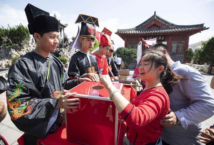 【旅游资讯-文字列表】河南开封：游客排长队领取“包大人”吉祥礼物