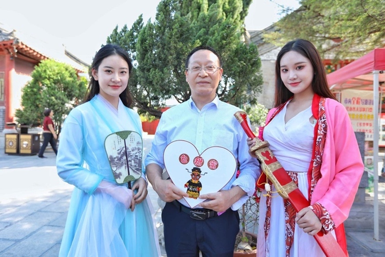 【旅游资讯-文字列表】河南开封：游客排长队领取“包大人”吉祥礼物