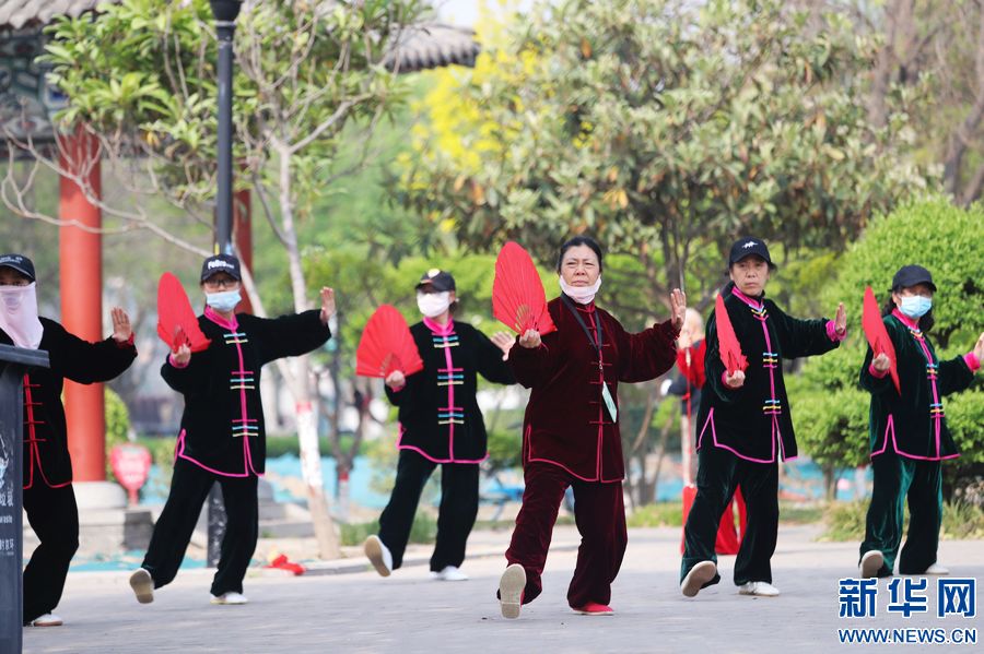 河南开封：春日古城欢乐多