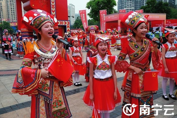 太欢乐啦！歌圩对唱非遗展演 南宁市民体验传统民俗