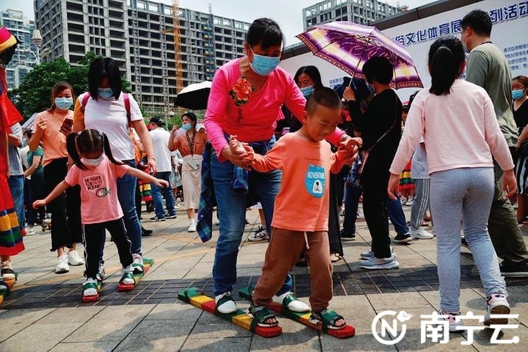 太欢乐啦！歌圩对唱非遗展演 南宁市民体验传统民俗