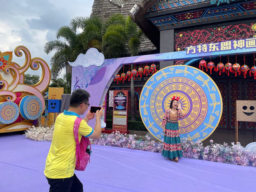 南宁方特“花船山歌节”开启“三月三”假期新玩法