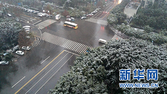 时隔20年 “火炉”重庆主城再现雪景