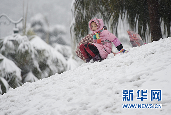 时隔20年 “火炉”重庆主城再现雪景