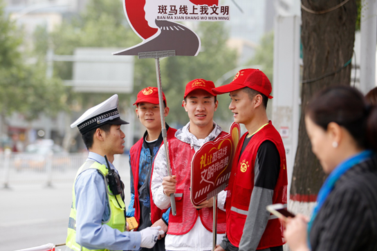 全国羽毛球冠军队在渭南身体力行 倡导市民文明出行