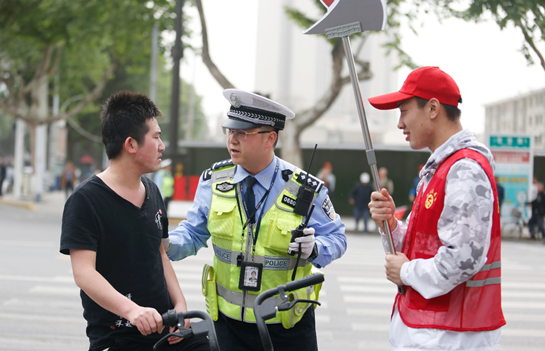 全国羽毛球冠军队在渭南身体力行 倡导市民文明出行