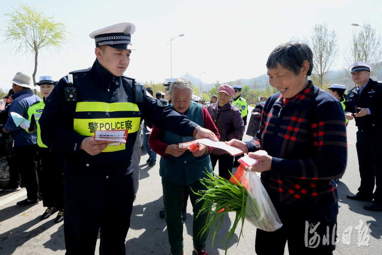 河北涞源：宣传交通安全常识，确保节日平安出行