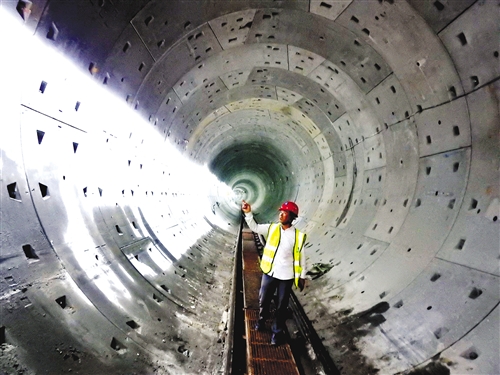 南宁地铁首次近距离下穿货运铁路隧道