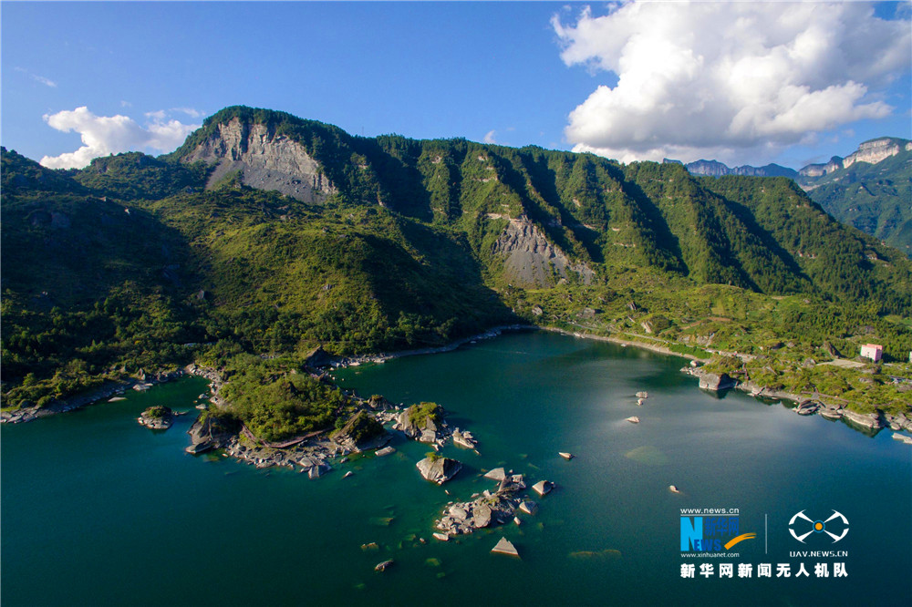 【焦点图】【“飞阅”中国】航拍古地震遗址小南海 深山里的“蓝宝石”