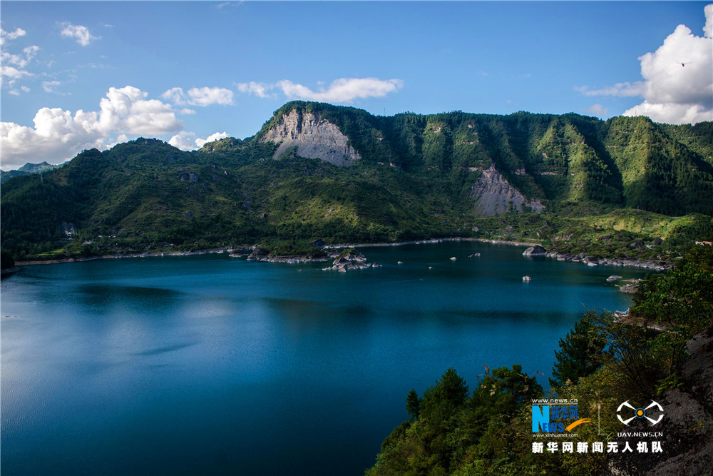 【焦点图】【“飞阅”中国】航拍古地震遗址小南海 深山里的“蓝宝石”