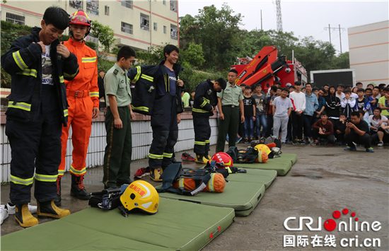 已过审【法制安全】大足城南中学1000名师生近距离接触消防