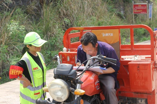 【法制安全】重庆奉节建警保联动劝导站 重点防控守平安