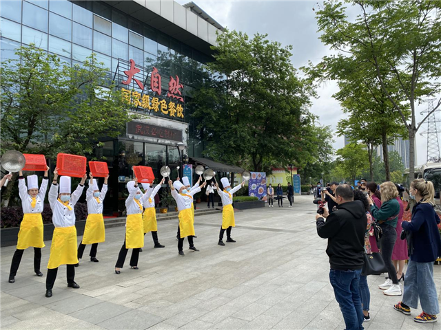 外国网红解打卡东西湖大自然东方鼎食酒店 向世界展示湖北美食_fororder_图片2