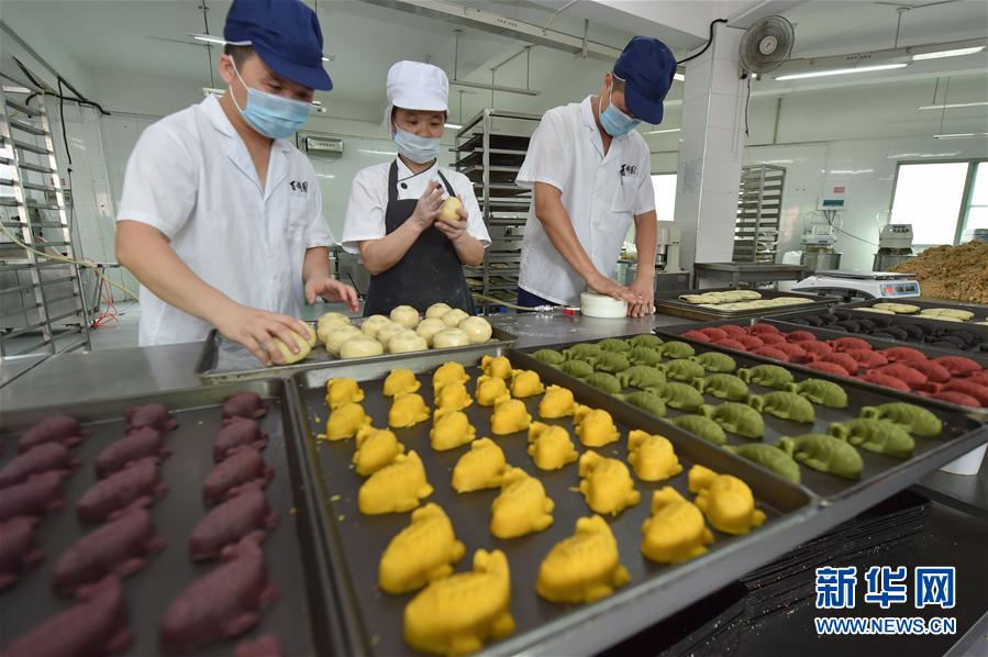 福州：传统“鲤鱼饼”添彩迎中秋