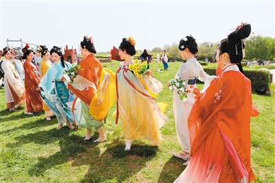 （转载）汉服摄影、中式婚礼、文化沙龙、国潮茶饮……  古风经济潮起千年古都